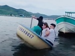 Du khách trải nghiệm thuyền thúng bị ngã úp xuống sông