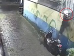 Thanh niên giữa đêm trèo tường trộm cục nóng điều hòa