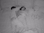 Vợ mất ngủ vì chồng dính như sam