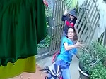 Cô gái hú hồn khi được thanh niên mở cửa cổng giùm
