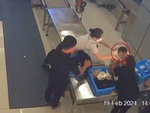 Nữ nhân viên sân bay phản xạ xuất thần, cứu cháu bé thoát cú ngã đau
