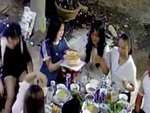 Mất ăn vì thay nhau chụp hình bánh sinh nhật
