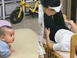 Bé trai ngơ ngác nhìn bố mẹ đùa giỡn