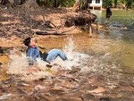 Đàn cá trê bỏ chạy tán loạn khi chàng trai sẩy chân