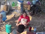 Cô gái đứng hình vì đang cười khoái chí thì đứt võng
