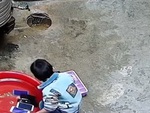 Bé trai gom điện thoại cả nhà mang đi rửa