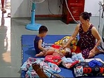 Bé trai 'ói sạch cơm' khi kiểm tra bỉm cho em