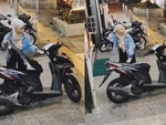 Cô gái đứng hình sau khi rút chìa khóa bỏ vào cốp xe máy