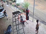 Chàng trai ngã dập mông khi đá bao cát