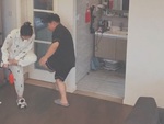 Chồng lầy lội thấy vợ ôm chân đau tưởng rủ rê chơi 'đá gà'