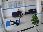 Bảo vệ ngã bật ngửa vì đập mặt vào cửa kính cường lực