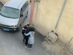 Tài xế ô tô lịch sự 'bế' cặp đôi ôm nhau giữa đường về vị trí cũ