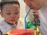 Bố dùng tuyệt chiêu ăn dưa hấu để dụ con trai uống thuốc