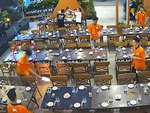 Nhà hàng bỗng đắt khách khi nhân viên 'đốt vía'