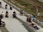 Chàng trai chạy xe máy ngã bật ngửa khi đập mặt vào barie
