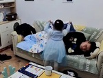Bố say rượu nằm ngủ ghế sofa được con gái nhỏ chăm sóc chu đáo