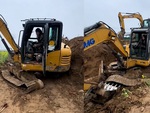 Cô gái xử lý đỉnh cao khi máy xúc tuột xích mà không cần thợ