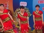 Nhóm nam sinh múa văn nghệ cực dẻo