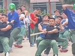 Chàng trai đeo mặt nạ xanh tấu hài khi kéo co