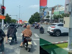 Tài xế dừng ô tô ở làn ngược chiều chờ đèn đỏ