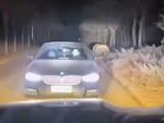 Thanh niên lái ô tô bật đèn pha gặp phải 'tài xế cứng'
