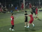 Chàng trai phản lưới nhà được đối thủ chạy đến xin bắt tay cảm ơn