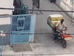Cười sảng với màn rao 'cốm gạo miền Tây' của anh bán hàng rong
