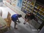 Vợ cầm gậy, chồng cầm bẫy rượt bắt chuột trong nhà