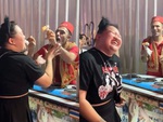 Cô gái lầy lội bị chàng trai bán kem Thổ Nhĩ Kỳ chọc quê đỏ mặt