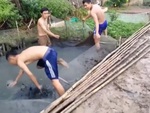 Chàng trai 'tàng hình' khi ngã cắm đầu vào vũng nước đen
