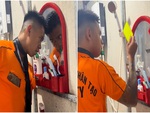 Chàng trai tập luyện trước gương khi được phân làm trọng tài chính