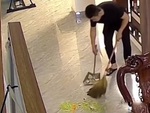 Chồng bị 'nóc nhà' bắt quét dọn vì báo quá báo