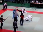 Trọng tài knock out 2 võ sĩ vì nói không nghe lời