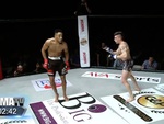Võ sĩ thi đấu kiểu lêu lêu bị đối thủ knock out