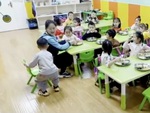 Cô giáo hạnh phúc vì được học trò nhỏ lấy ghế mời ngồi
