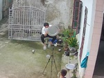 Chàng trai cầm mâm đu trend, bố mẹ check camera tưởng con có vấn đề
