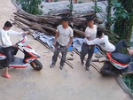 Dở khóc dở cười với thanh niên gặp nạn khó đỡ khi đi xe máy