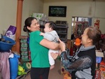 Bà nội vui sướng khi con cháu bí mật về quê chơi