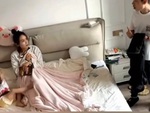 Bố hoảng hồn khi con gái thấy đứa trẻ trên lưng