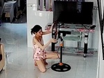 Cô gái bực bội vì lắp quạt mãi không được