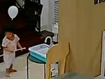 Bé gái ngơ ngác tìm bóng bay dính trên đầu