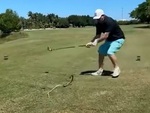 Người đàn ông chơi golf bị rắn dí chạy trối chết