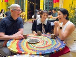 Tim Cook uống gì khi gặp Mỹ Linh và Mỹ Anh tại Việt Nam?