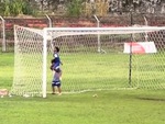 Hai bé trai loay hoay mãi không lấy được quả bóng trên nóc lưới