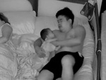 Bố nằm ngủ giật mình vì bị con bú nhầm ti