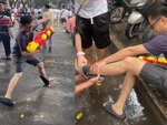 Chàng trai quê một cục khi dép tuột lên cổ chân