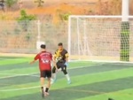 Thủ môn đứng hình trước skill ghi bàn đỉnh cao của đối thủ
