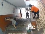 Chàng trai đi dép tông xuống cầu thang nhanh như chớp
