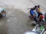 Chủ quán vịn tay ga báo hại khách tông vào lò vịt quay