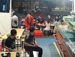 Bé trai quê một cục vì nhận nhầm nữ khách là mẹ